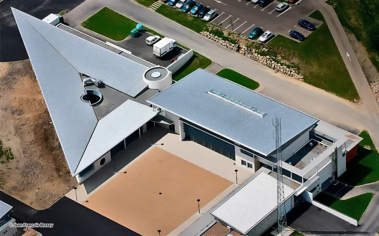 Couverture "JDB en zinc naturel" de la caserne CRS 34 à MABLY