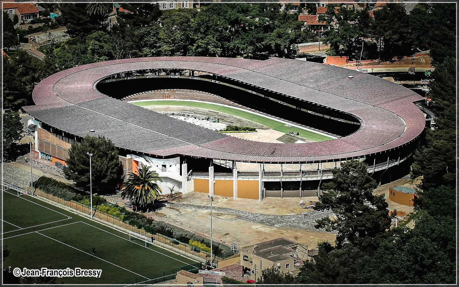 Couverture en "JDB Cuivre naturel" du vélodrome de Hyères-les-Palmiers Couverture en "JDB Cuivre naturel