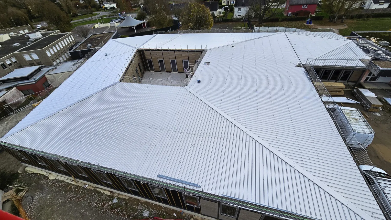 couverture de 1400m2 en profilés type bac Aluzinc vue depuis une nacelle