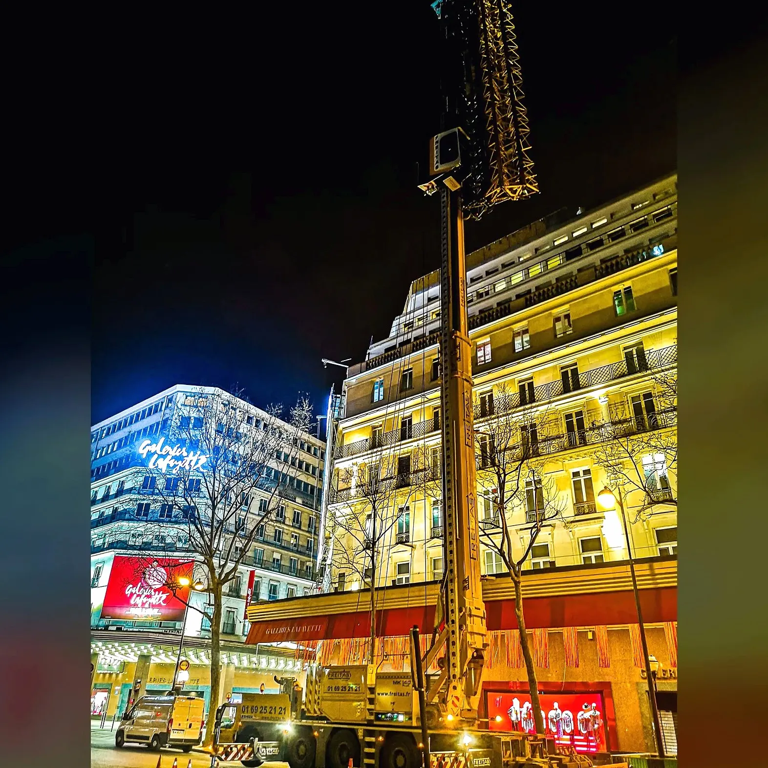 Moyen de levage mis en œuvre pour approvisionner les matériaux sur la toiture Galeries Lafayette